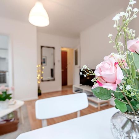 Modern One Bedroom Victoria Apartment ロンドン エクステリア 写真