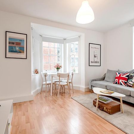 Modern One Bedroom Victoria Apartment ロンドン エクステリア 写真
